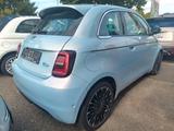 Fiat 500e La Prima/Himmelblau/el. Panodach - blaue Fiat 500e