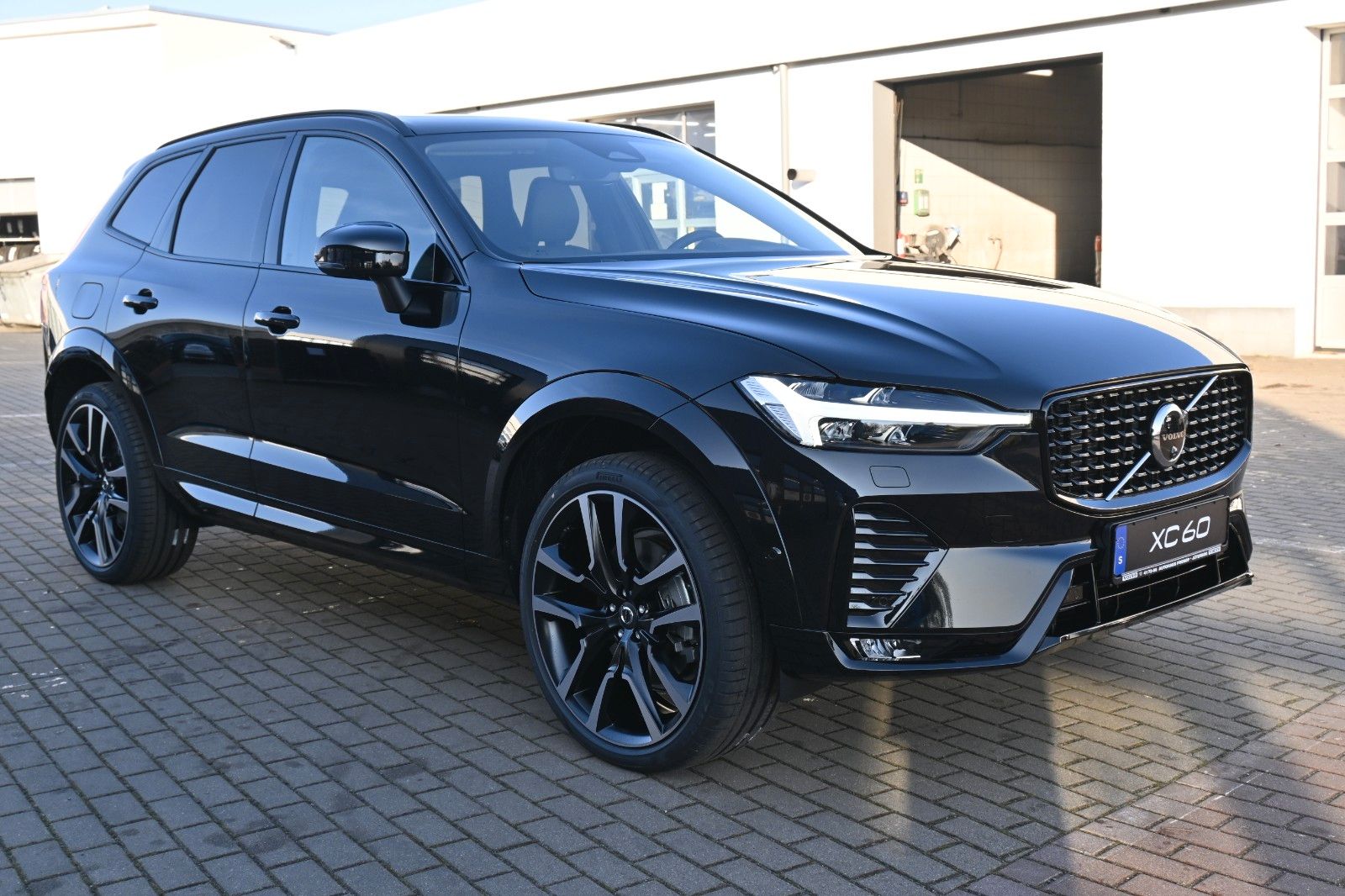 Fahrzeugabbildung Volvo XC60 B5 AWD Ultra Dark*LUFT*360°*ACC*AHK