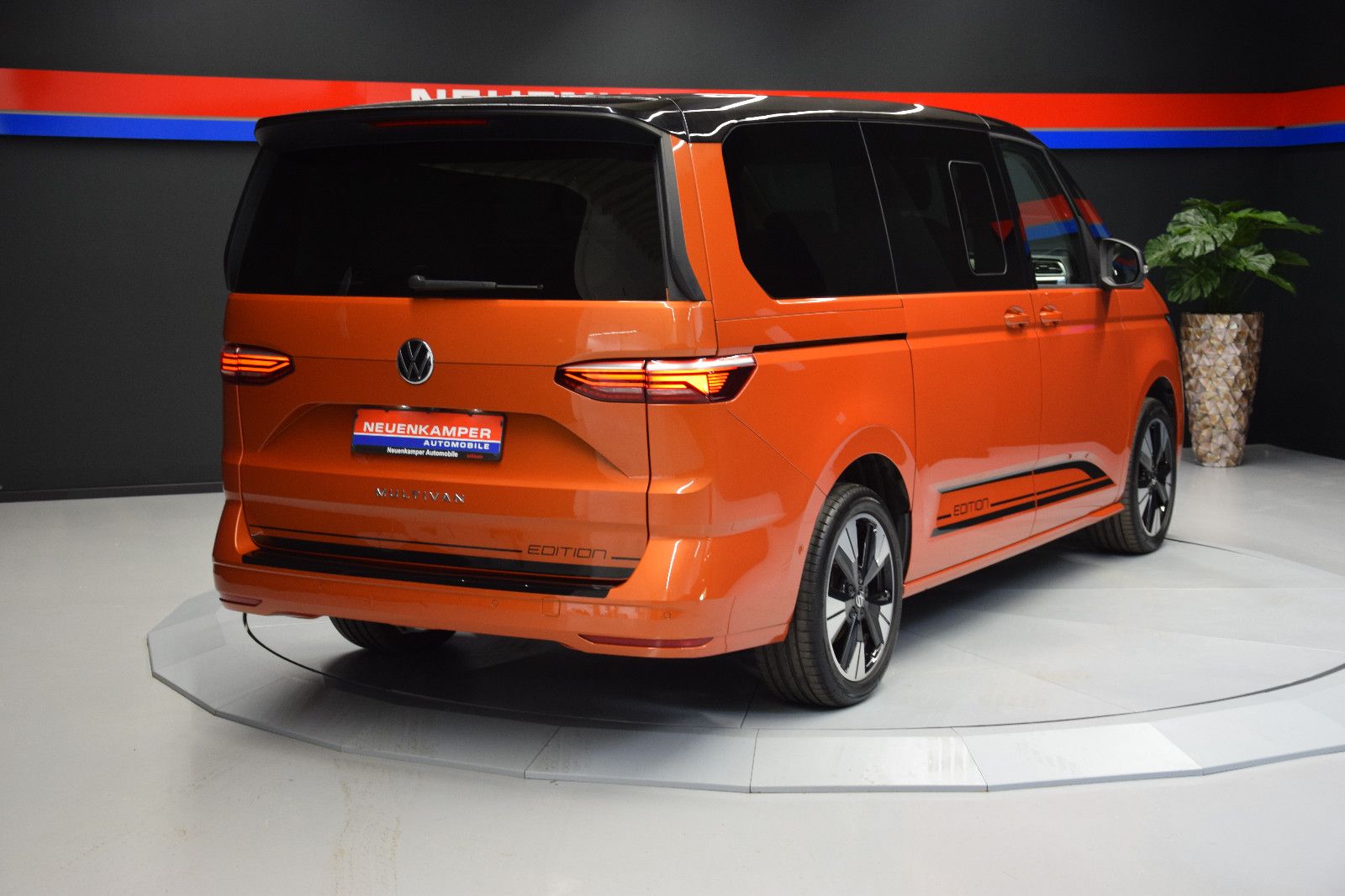 Fahrzeugabbildung Volkswagen T7 Multivan Edition lang Pano ACC vis-a-vis AHK
