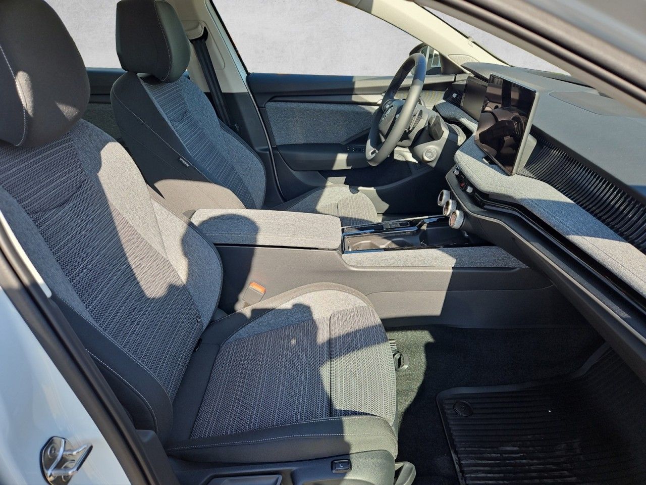 Fahrzeugabbildung SKODA Superb Combi 4x4 2.0 TDI Selection DSG STANDHZG.