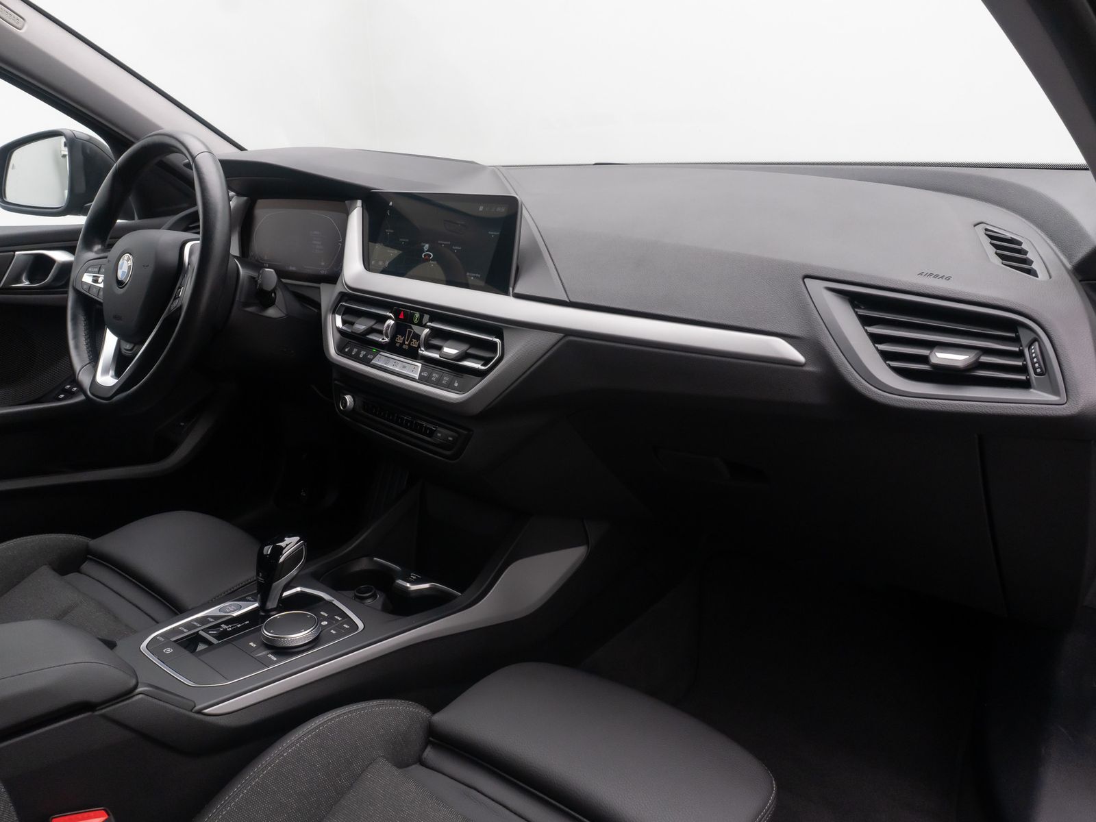 Fahrzeugabbildung BMW 118i Sport Leder HUD DAB Kamera AHK Memory LED