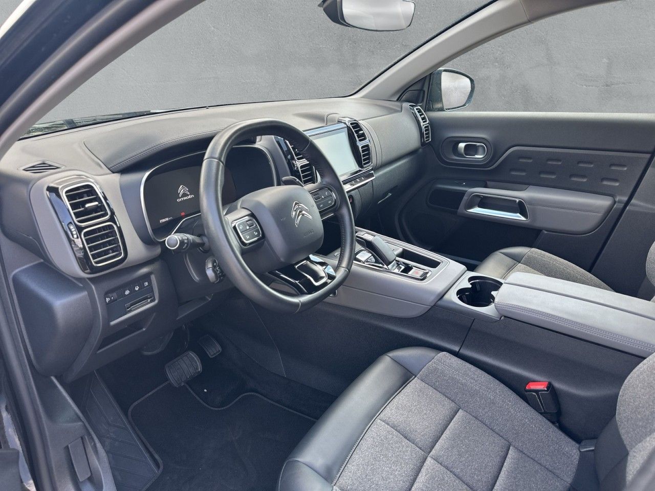 Fahrzeugabbildung Citroën C5 AIRCR C-SERIES PT 225 HYB-ACC-Cam* - mit KI generiert/bearbeitet