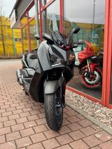 Yamaha XMAX 300 Tech MAX 2024 Tech Black / Dark Magma - YAMAHA ROLLER X MAX