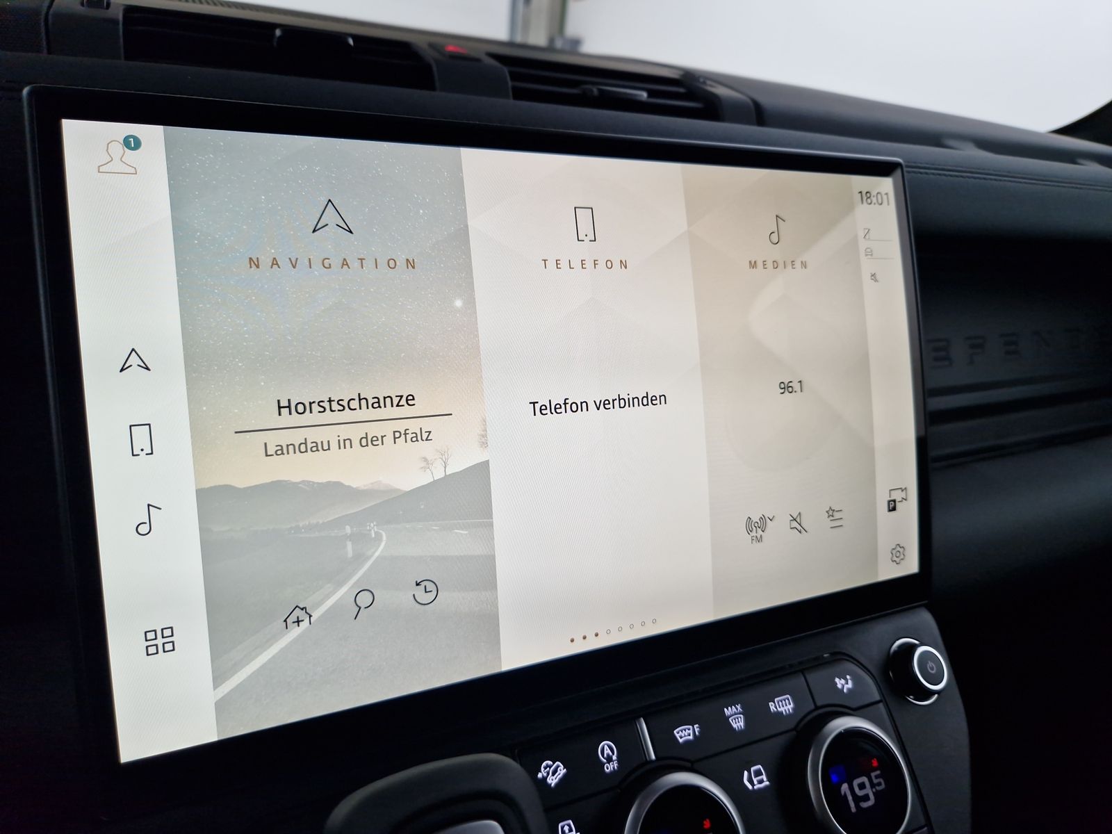 LAND ROVER Defender D250 X-Dynamic SE AHK Pano – Bild 23