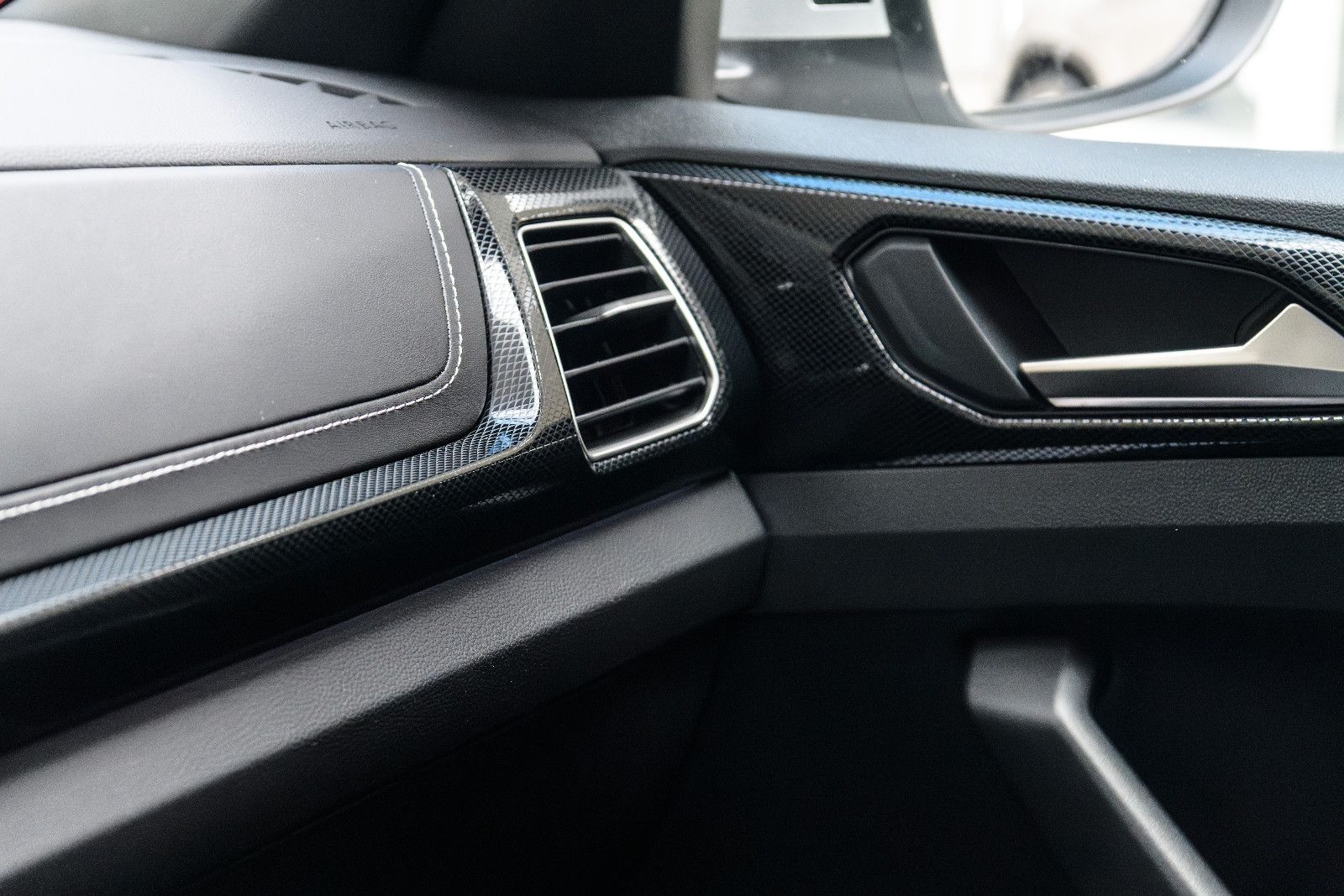 Fahrzeugabbildung Volkswagen T-Cross 1.5 TSI R-Line+LED+IQ+TOTWINKEL+ACC+AHK