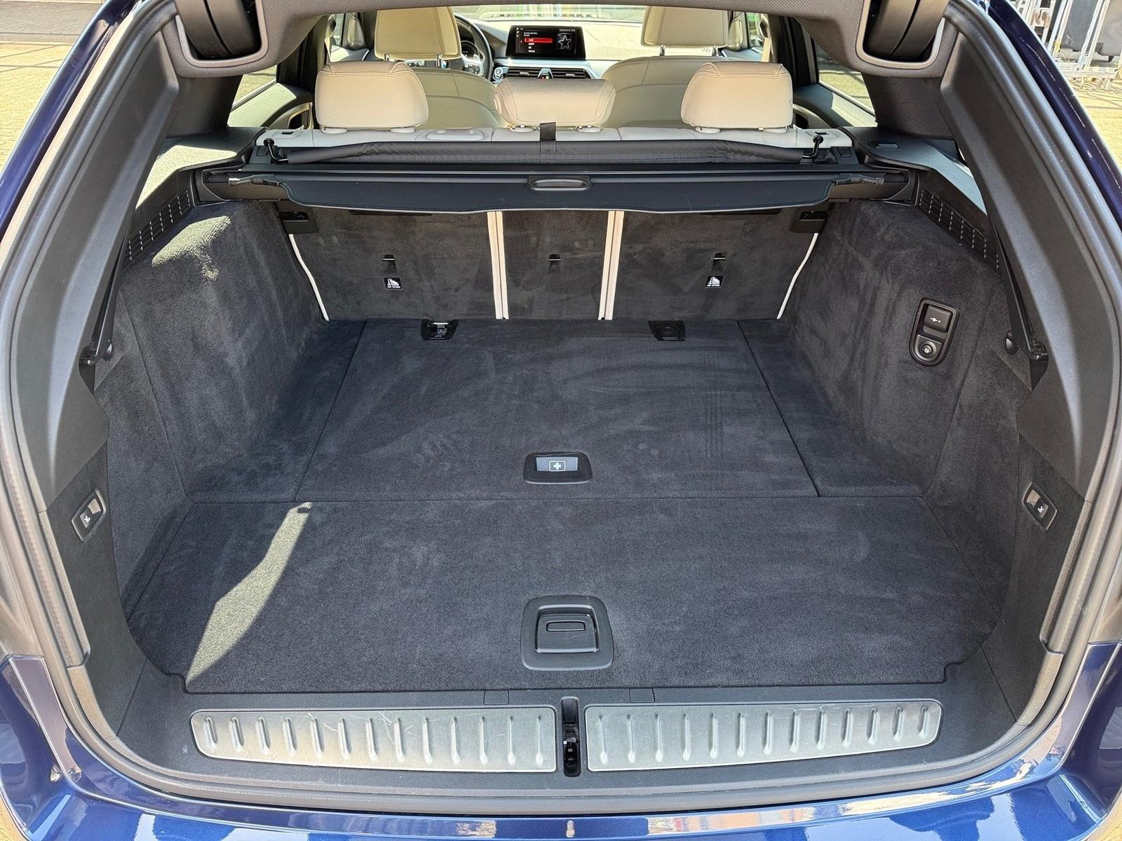 BMW 520d M SPORTPAKET+PANORAMA+AHK+MASSAGE+NIGHT VIS