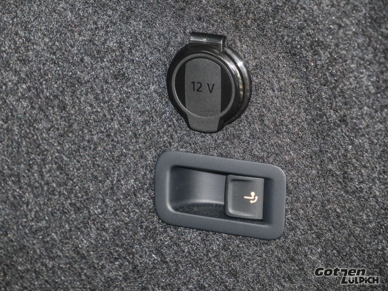 Fahrzeugabbildung Volkswagen Golf VIII Variant R-Line 1.5 TSI Navi AHK LED