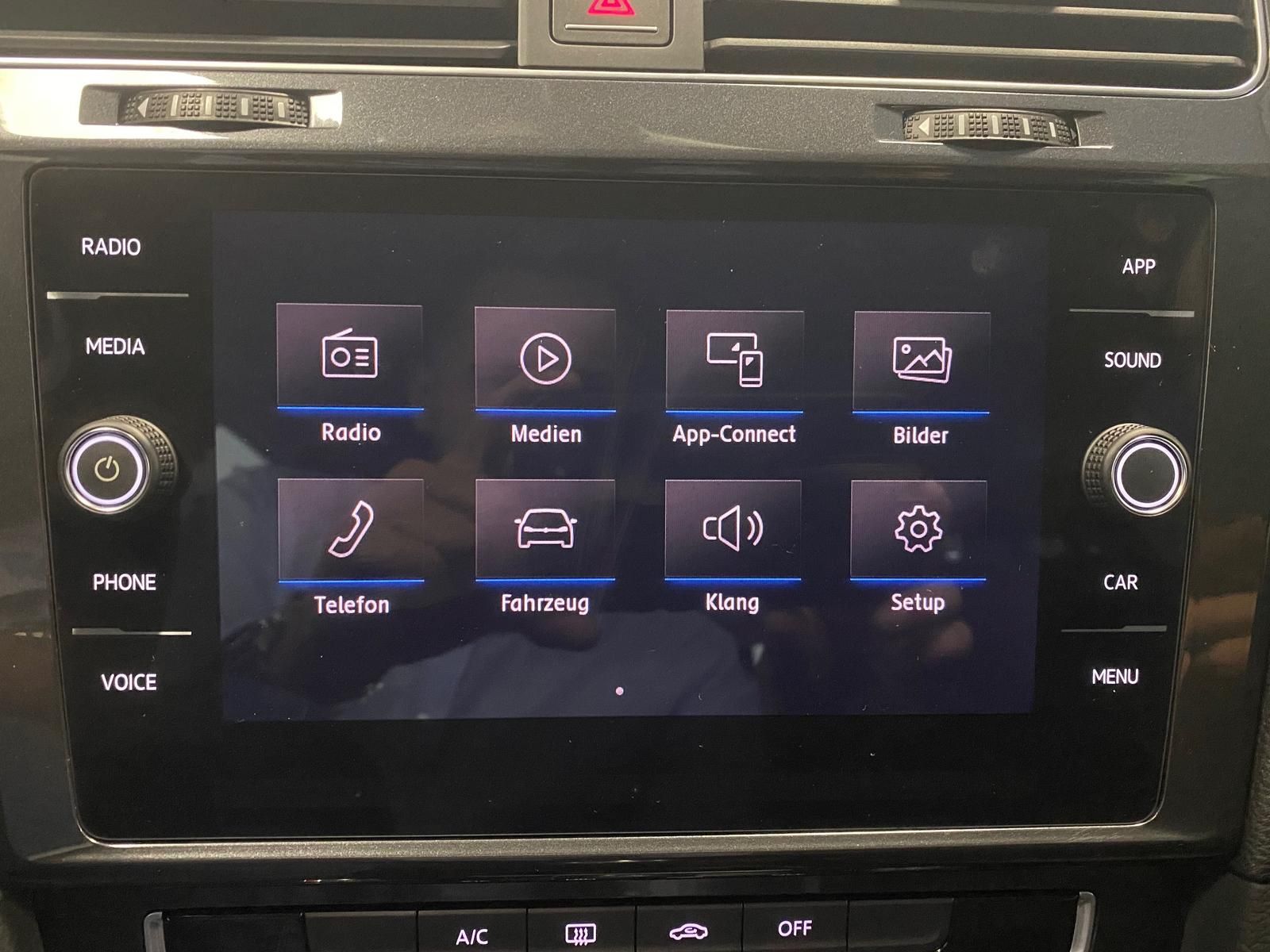 Fahrzeugabbildung Volkswagen Golf Variant 1.0 TSI Trendline BMT+KLIMA+PDC+LED