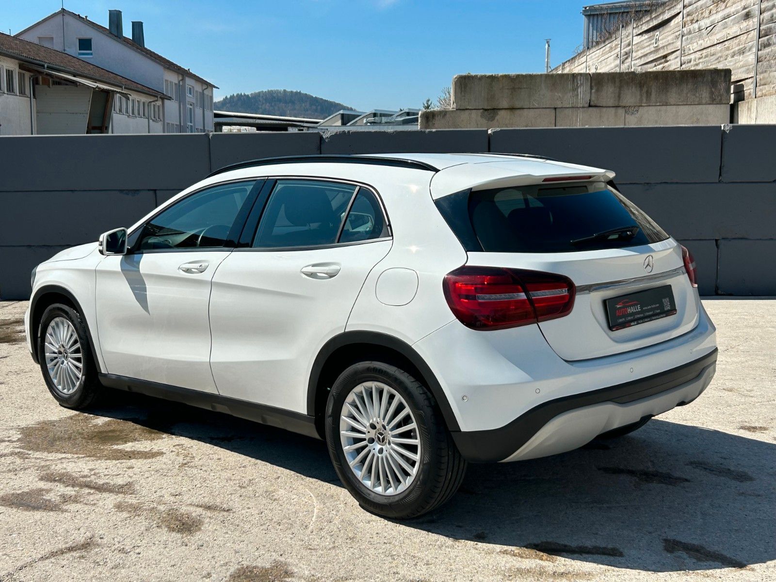 Fahrzeugabbildung Mercedes-Benz GLA 200 7-Gtronic Navi LED PDC SHZ 360° Kamera