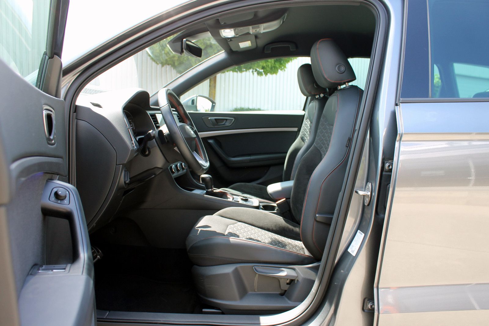 Fahrzeugabbildung SEAT Ateca 1.5 TSI DSG FR-Line ACC LED NAVI KAM PDC