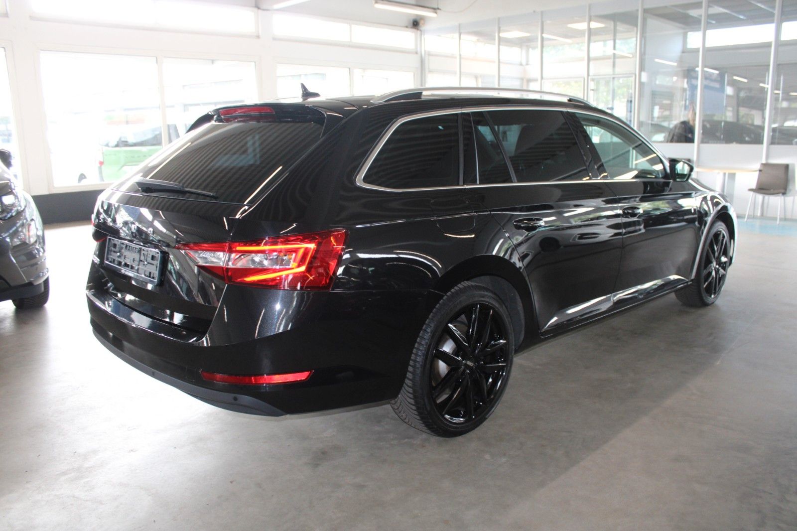 Fahrzeugabbildung SKODA Superb 2.0 TDI DSG STYLE COMBI LED AHK ACC uvm.