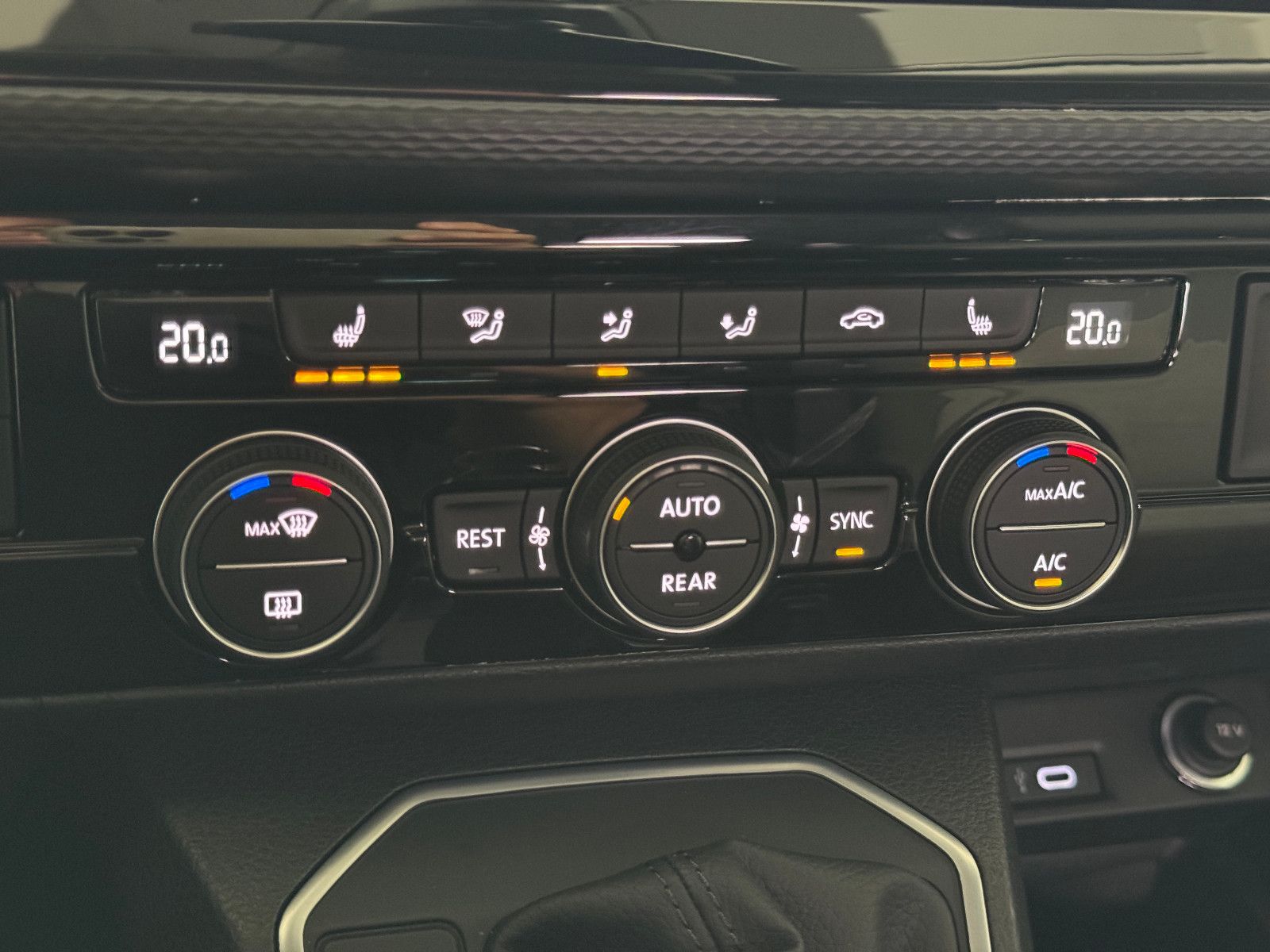Fahrzeugabbildung Volkswagen T6.1 4M DSG IQ.DRIVE INDIVIDUAL EDITION 6-SITZER