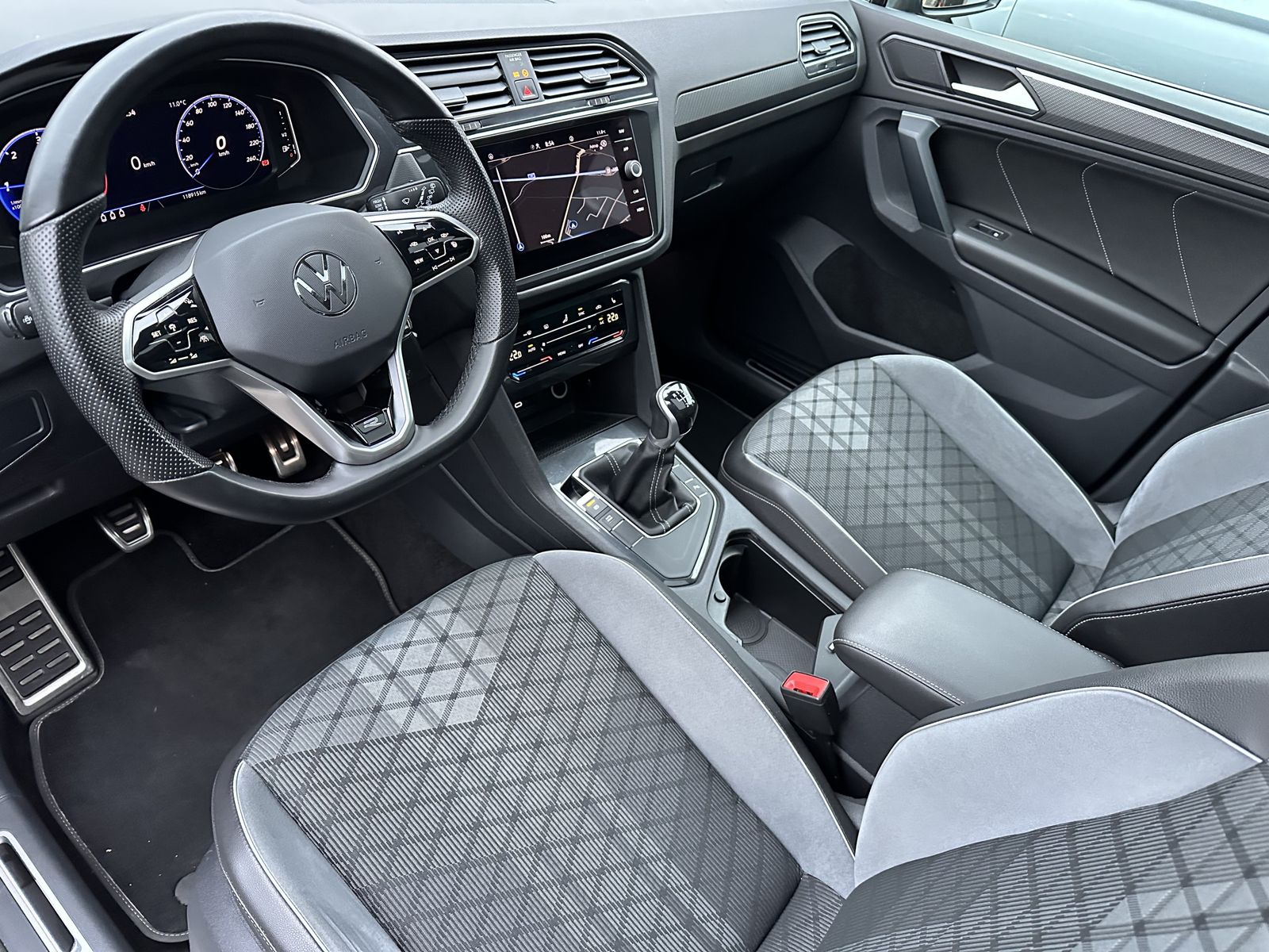 Fahrzeugabbildung Volkswagen Tiguan 2.0 TDI R-Line NAV+LED+AHK+PANO+KAMERA+PP