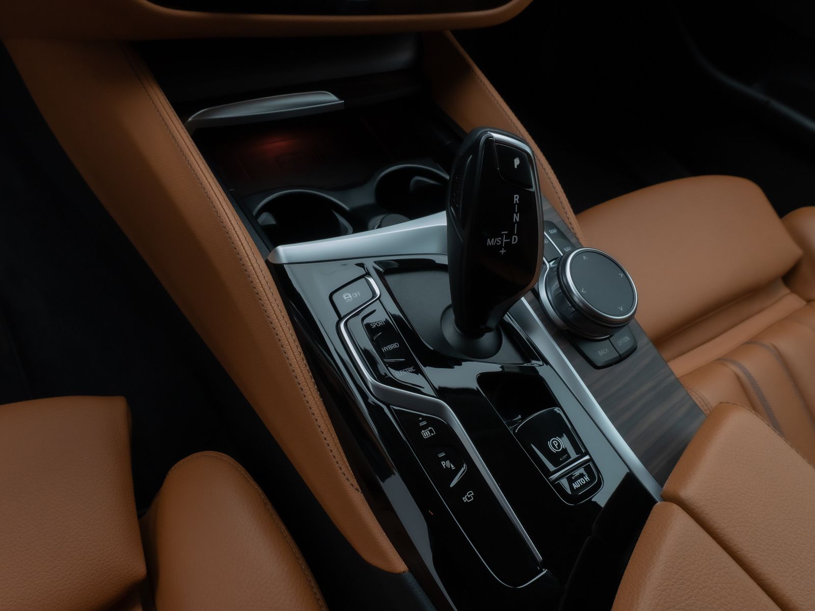 Fahrzeugabbildung BMW 530e xD LuxuryLine 360°HUD DAB AHK Komfort Sport