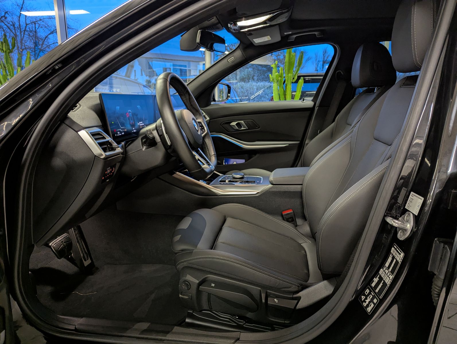 BMW 320 d xD M-Sport HUD Pano ACC LED-adaptiv AHK - Image 12