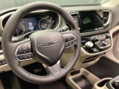 Fahrzeugabbildung Chrysler Pacifica Touring L, 3.6l V6, NEUES MODELL,CARFAX