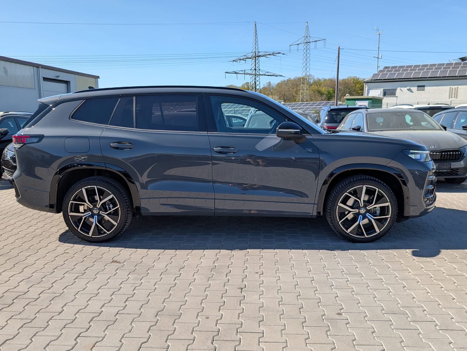 Fahrzeugabbildung Volkswagen Tayron 2.0TDI 4M R-Line 7Si*MATRIX*AHK*PANO*H&K