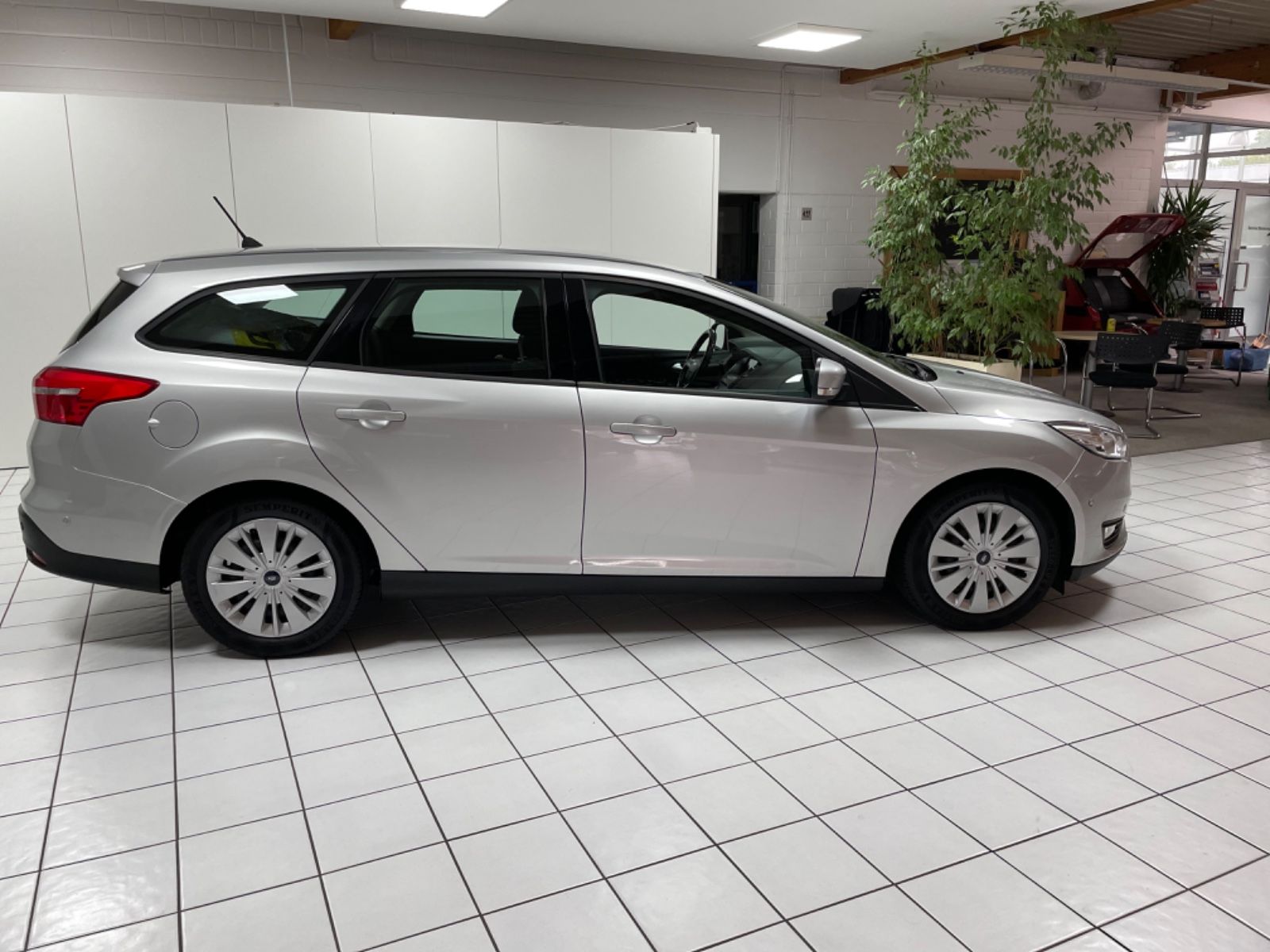 Fahrzeugabbildung Ford Focus Turnier Business Navi PDC