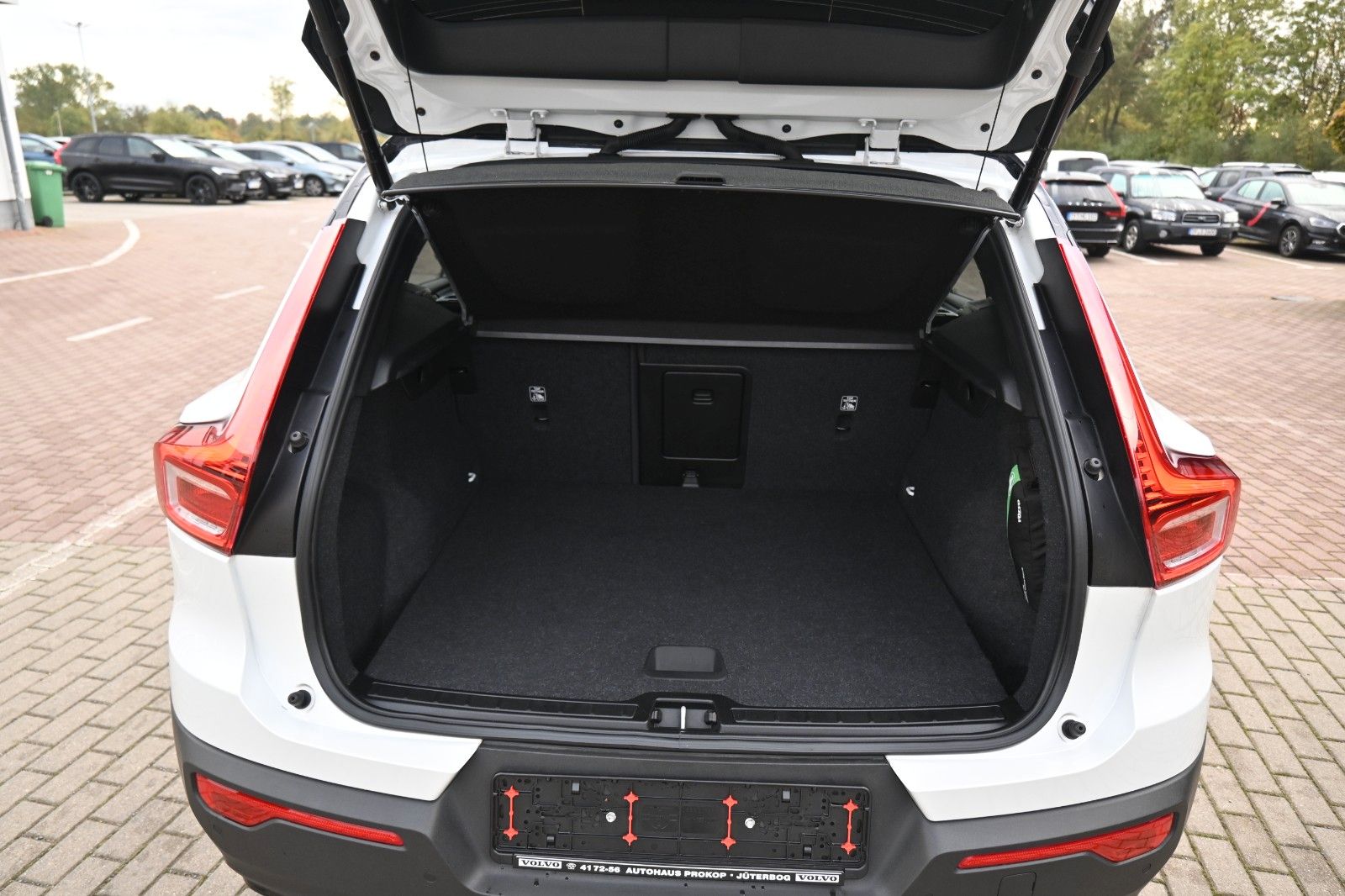 Fahrzeugabbildung Volvo XC40 T3 R Design *PANO*RFK*H&K*Leder*