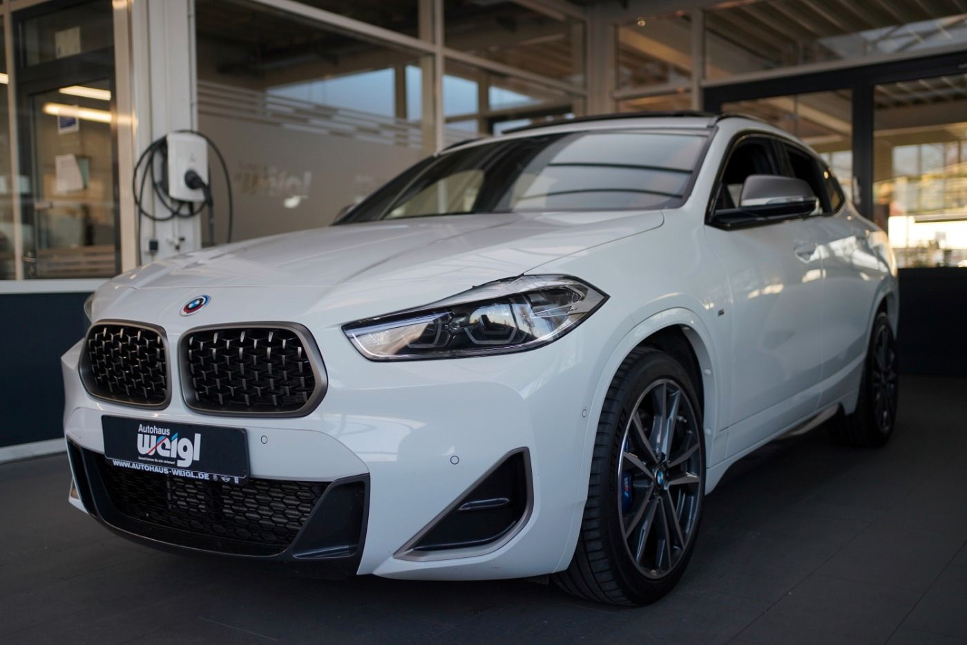 Fahrzeugabbildung BMW X2 M35i M Sport +Glasdach+HeadUp+Parkassist+Navi