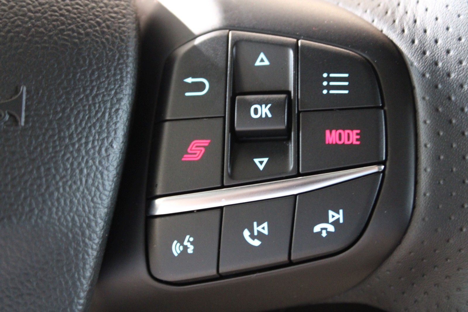 Fahrzeugabbildung Ford Focus ST X Aut. LED Panodach HUD B&O WinterPaket