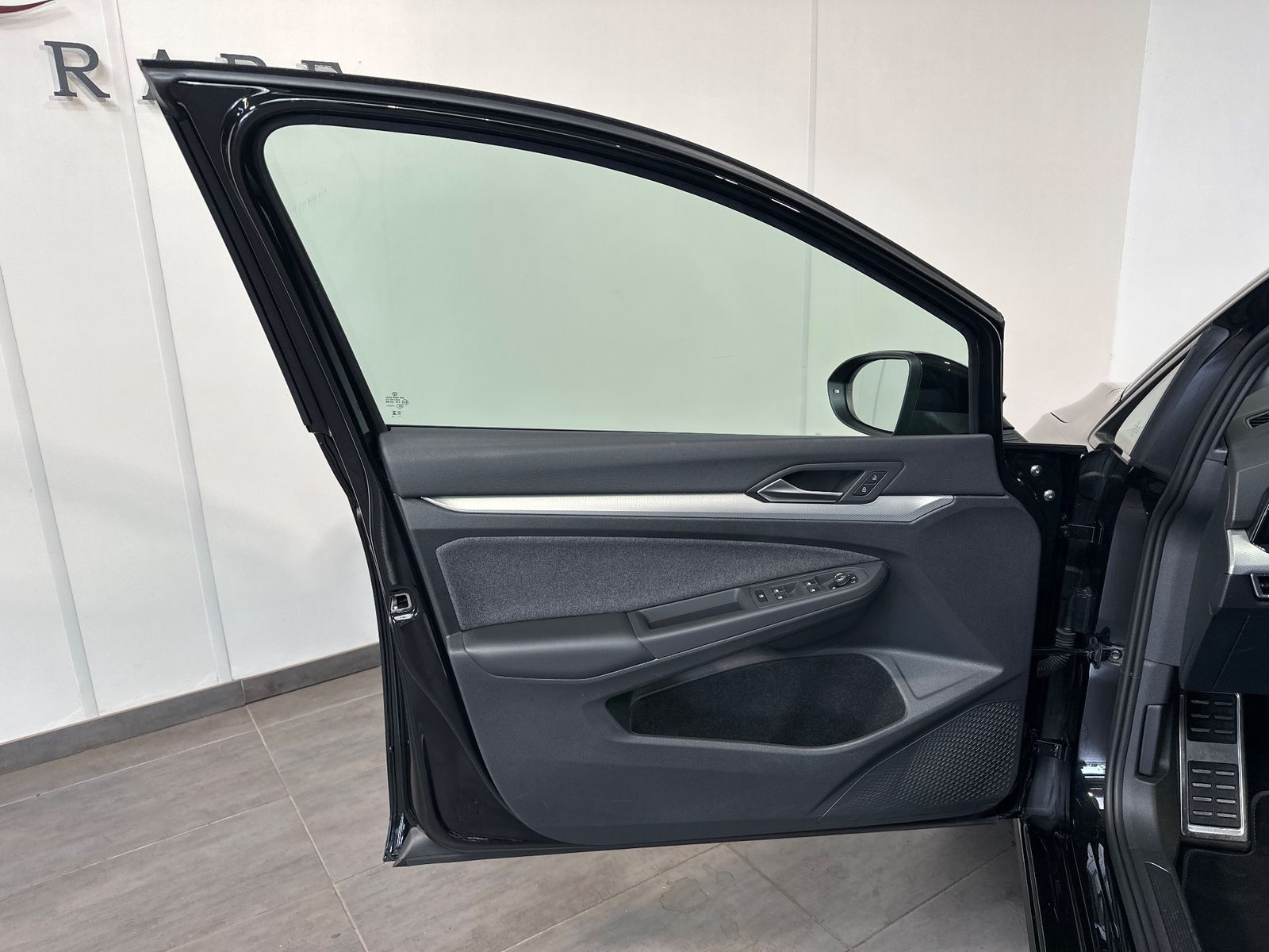 Fahrzeugabbildung Volkswagen Golf VIII 2.0 TDI DSG MOVE NAV+LED+PANO+AHK+HUD