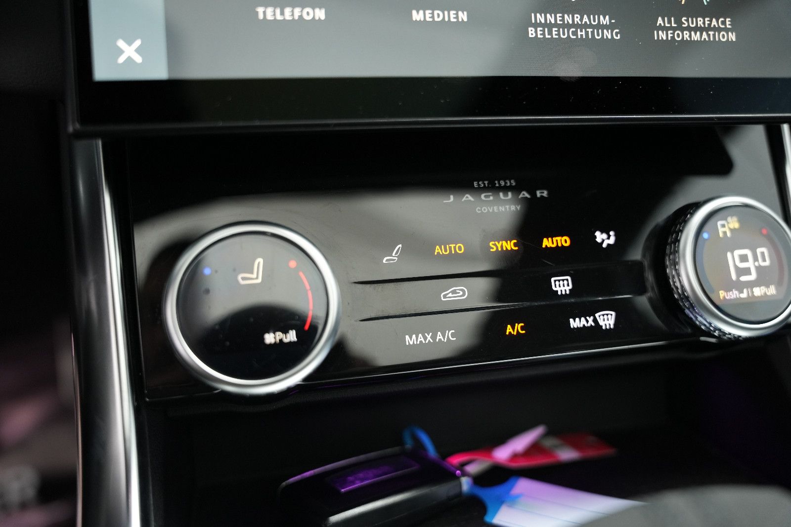 Fahrzeugabbildung Jaguar XF Sportbrake R-Dynamic SE AWD/PANO/KAM/MERIDIAN