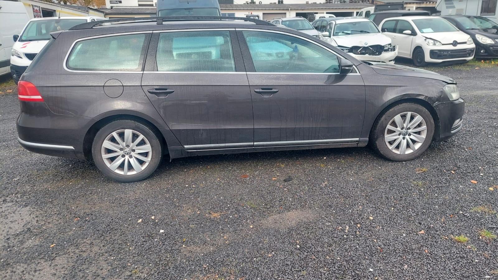 Volkswagen Passat 2011 — rear view