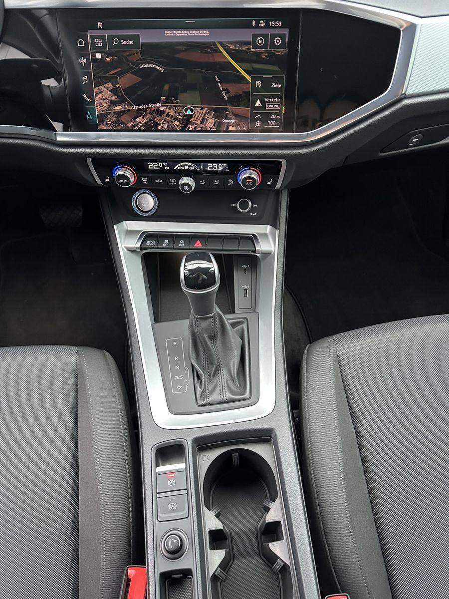 Fahrzeugabbildung Audi Q3 35 TFSI Advanced NAV+LED+SHZ+APS+VCOCK+18ZOLL