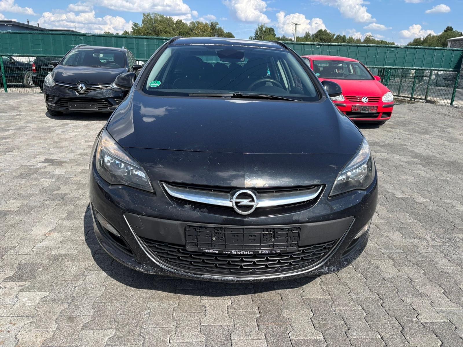Opel Astra 2014 — rear view