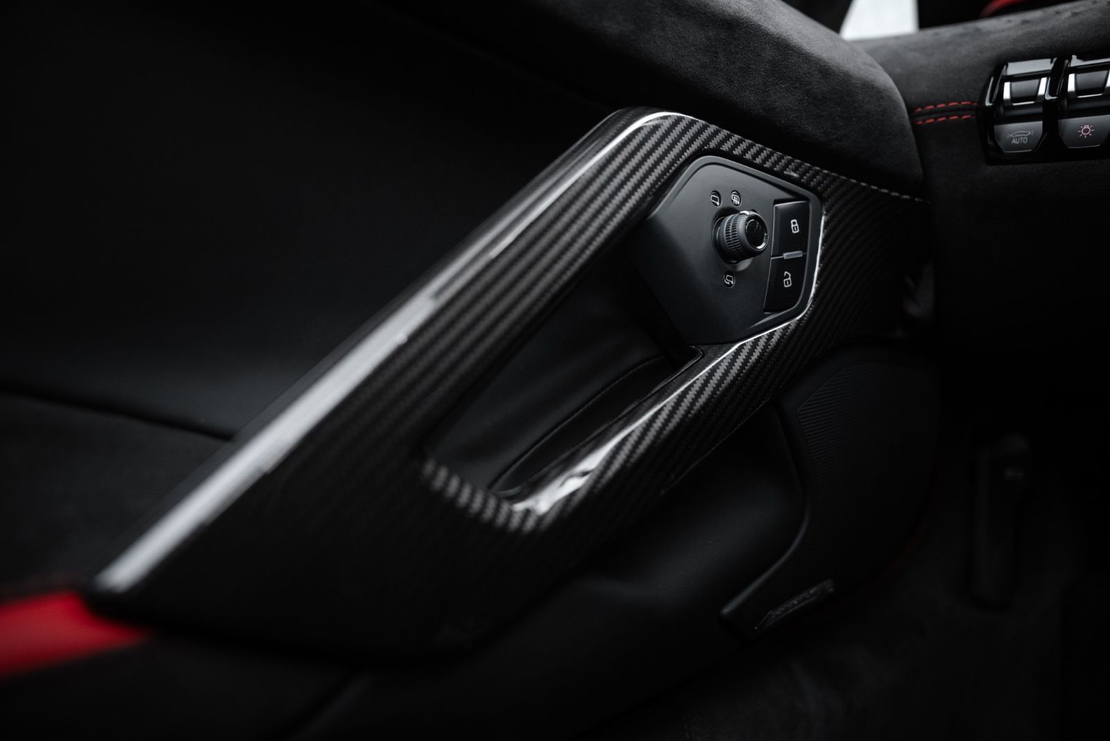 Fahrzeugabbildung Lamborghini Aventador Ultimae Roadster FULL CARBON/1 of 250