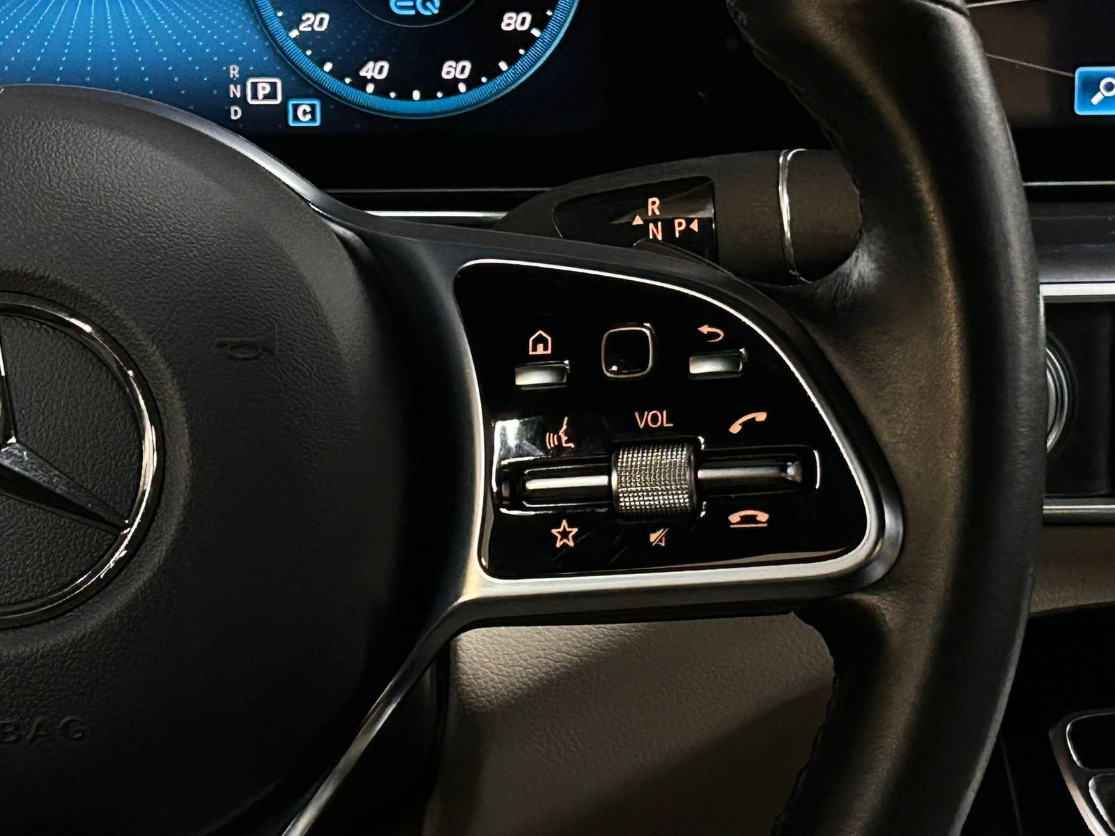Fahrzeugabbildung Mercedes-Benz EQC 400 4M WIDES+MULTIB+HEAD+ACC+SHZ+AHK+WP+360+