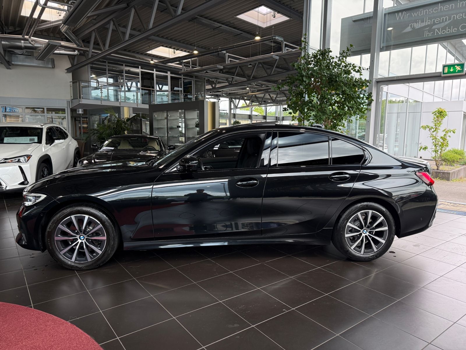 Fahrzeugabbildung BMW 320i  Sport Line GSD ACC HUD LASER 360°