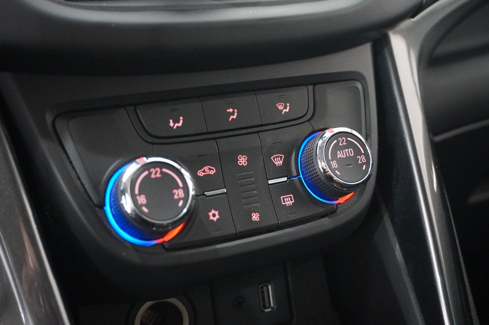 Fahrzeugabbildung Opel Zafira Tourer 1.4T INNOV. 7-SITZER NAVI/KAMERA