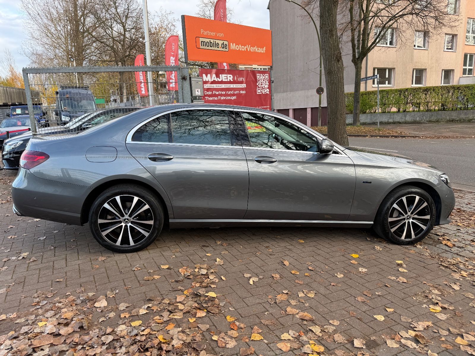 Fahrzeugabbildung Mercedes-Benz E 300e Avantgarde 4Matic*LED*KAMERA*TEILLEDER*