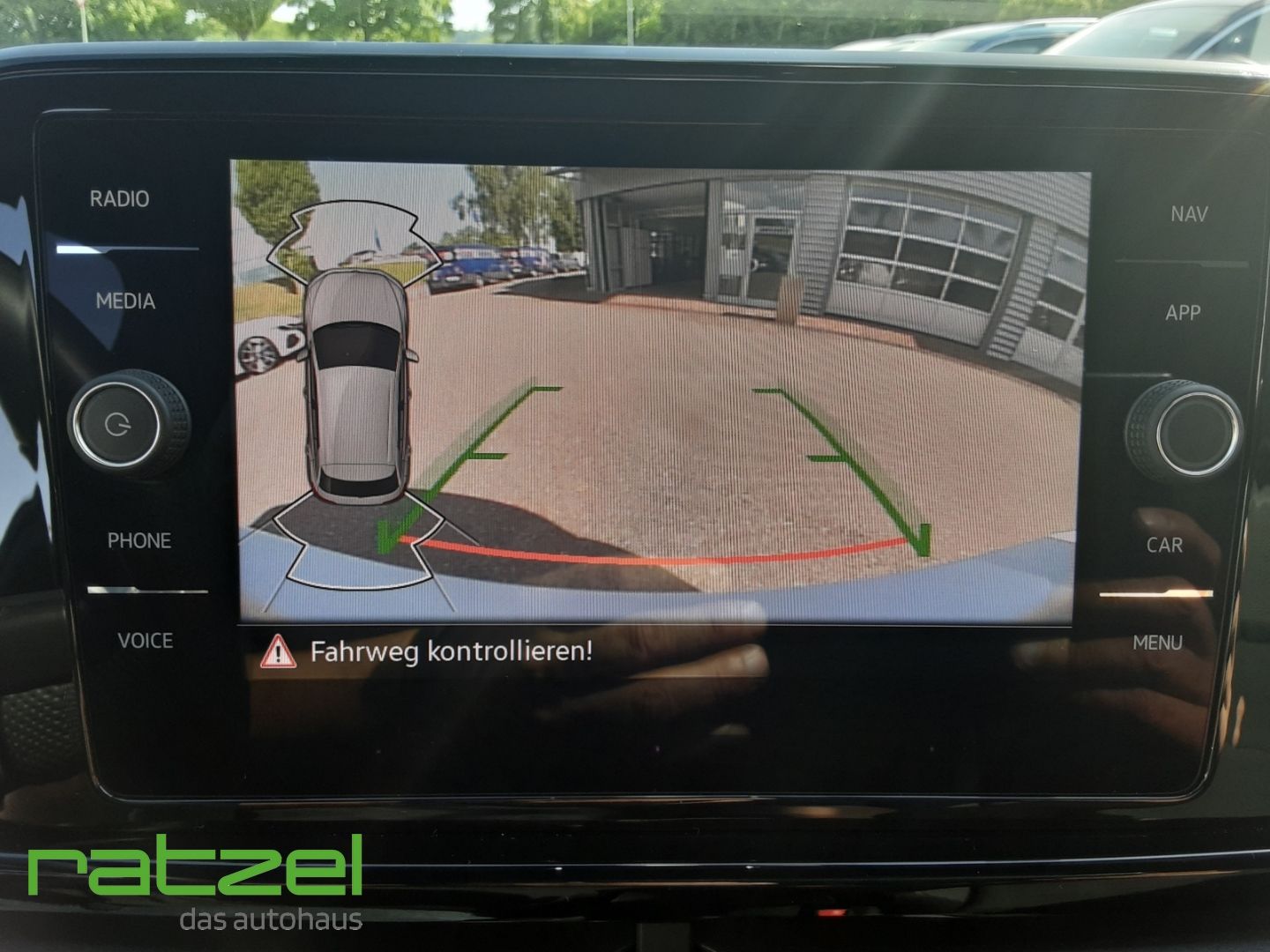 Fahrzeugabbildung Volkswagen T-Roc R-Line 1.5 TSI Sportpaket StandHZG AHK-abn