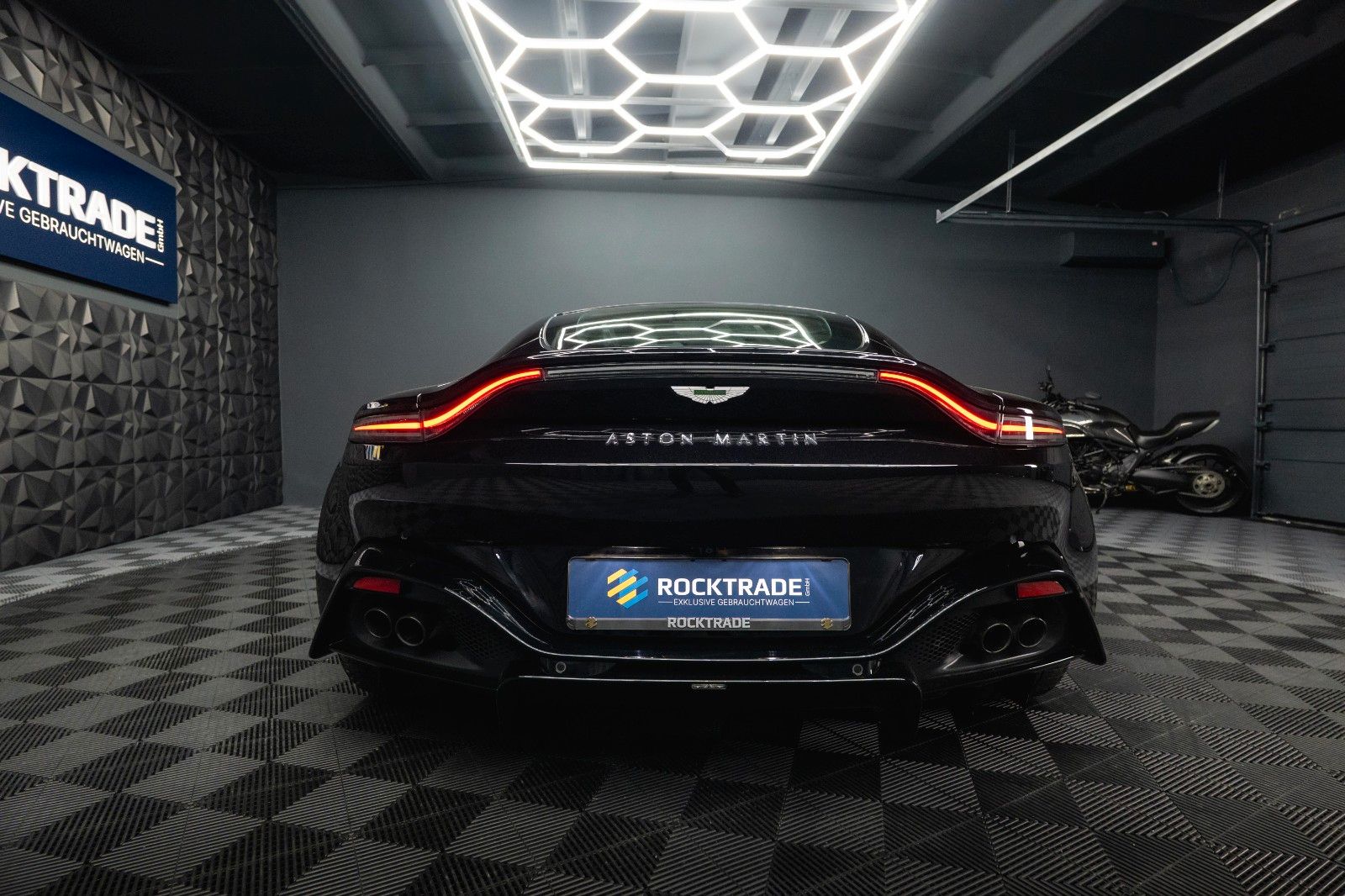 Fahrzeugabbildung Aston Martin V8 Vantage 4.0 V8 DB11 Coupe *1.Hand*360*Memory*