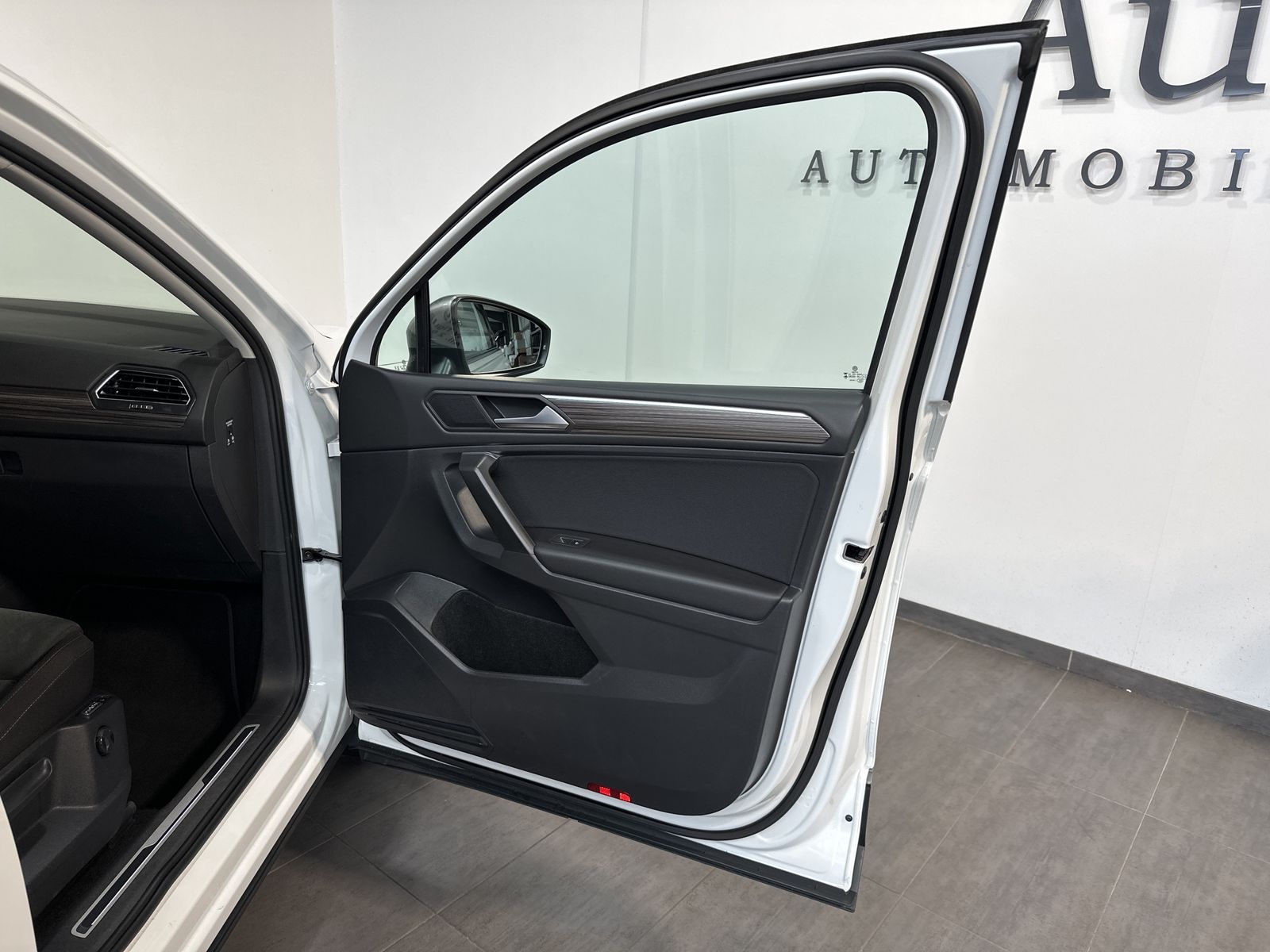 Fahrzeugabbildung Volkswagen Tiguan Allspace 4M Elegance 7-Sitzer NAV+IQLIGHT