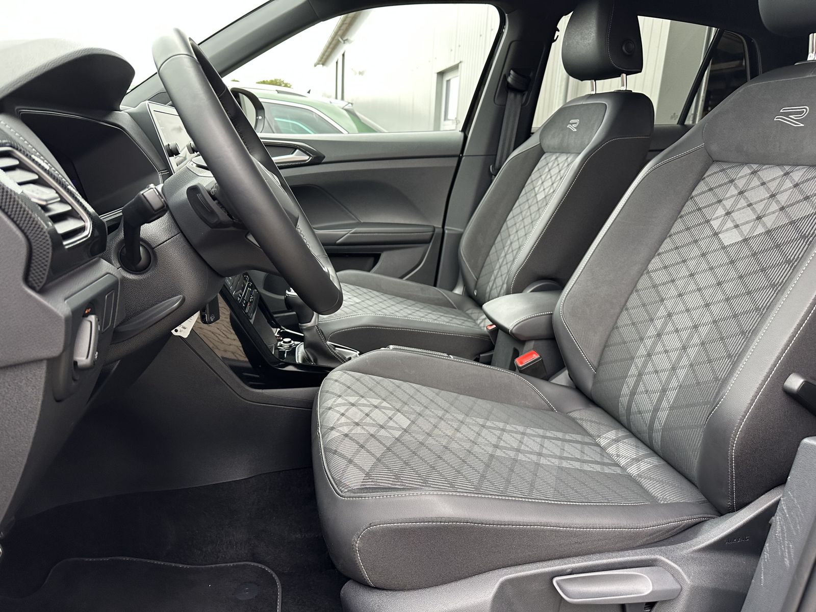 Fahrzeugabbildung Volkswagen T-Cross 1.5 TSI R-Line NAV+LED+ACC+AHK+KAM+DIGDI