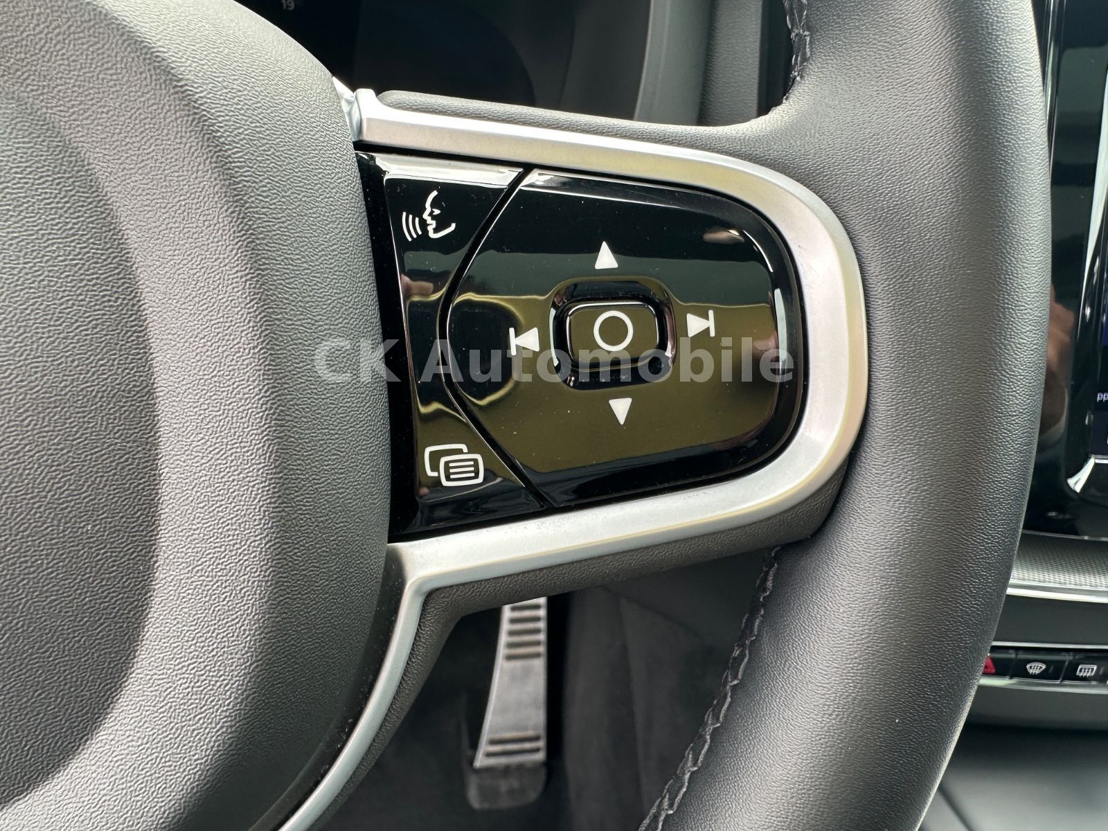 Fahrzeugabbildung Volvo XC60 B4 R Design 2WD/Navi/Pano/Kamera/LED