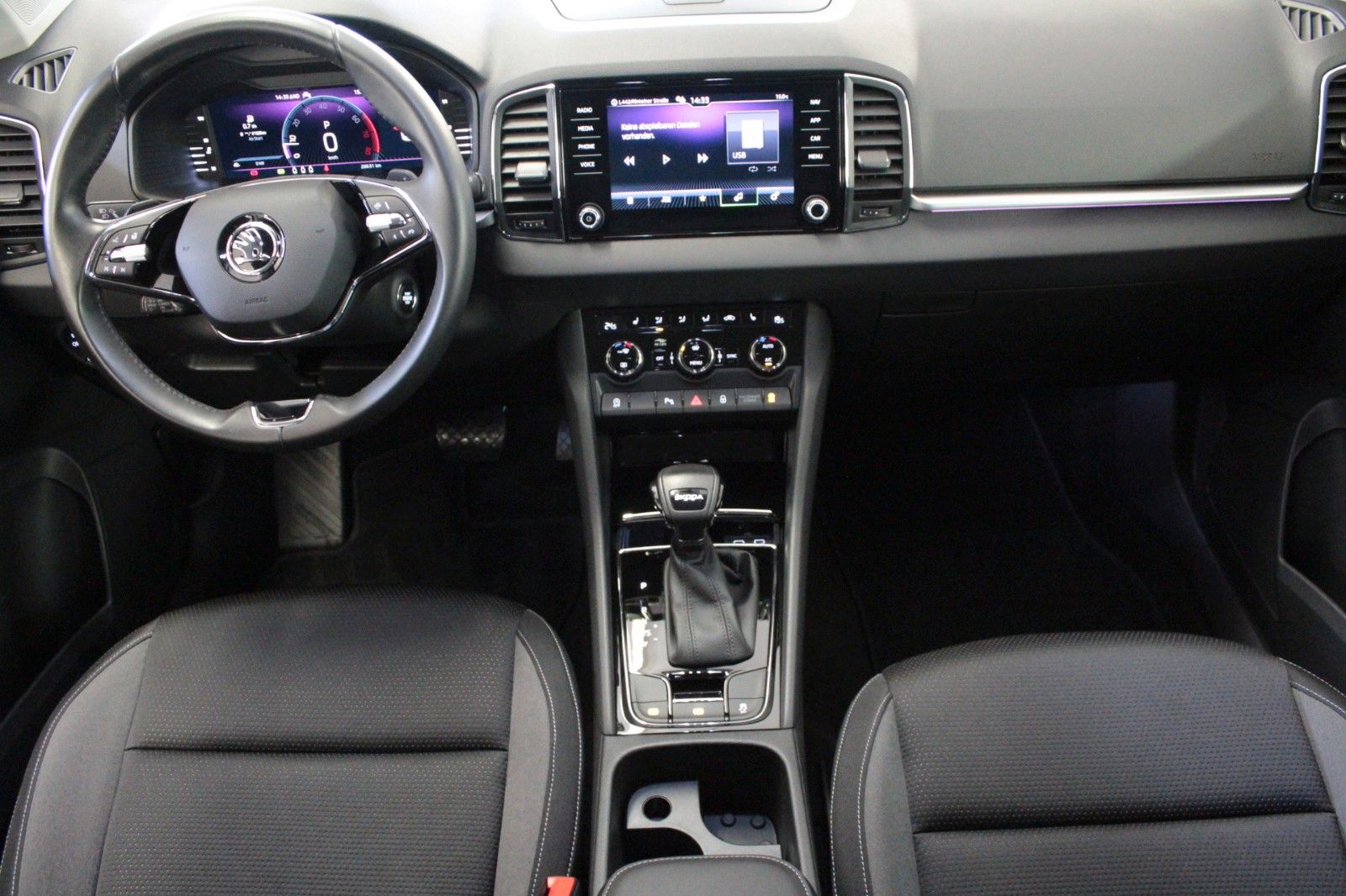 Fahrzeugabbildung SKODA Karoq 1.5l TSI ACT DSG TOUR  AHK schwenkbar