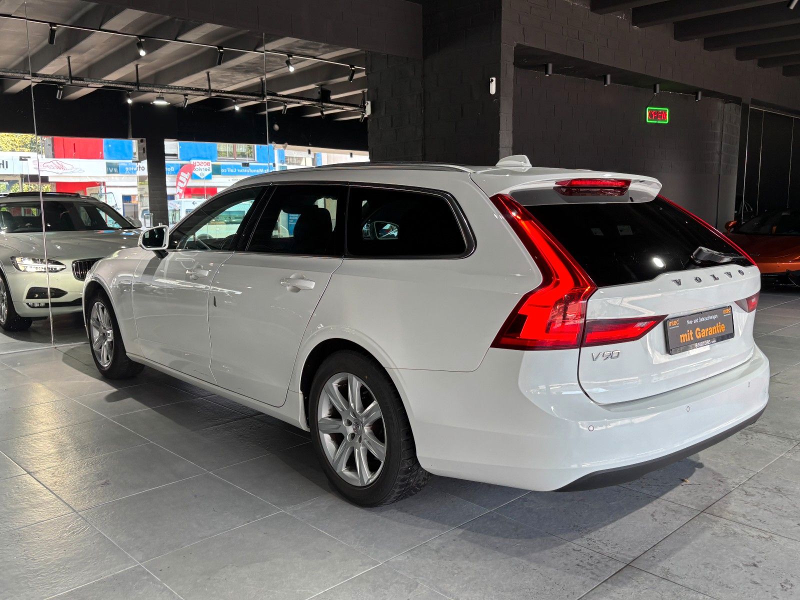 Fahrzeugabbildung Volvo V90 Momentum /KAMERA/PANO/AHK/SHZ/ACC++/LED