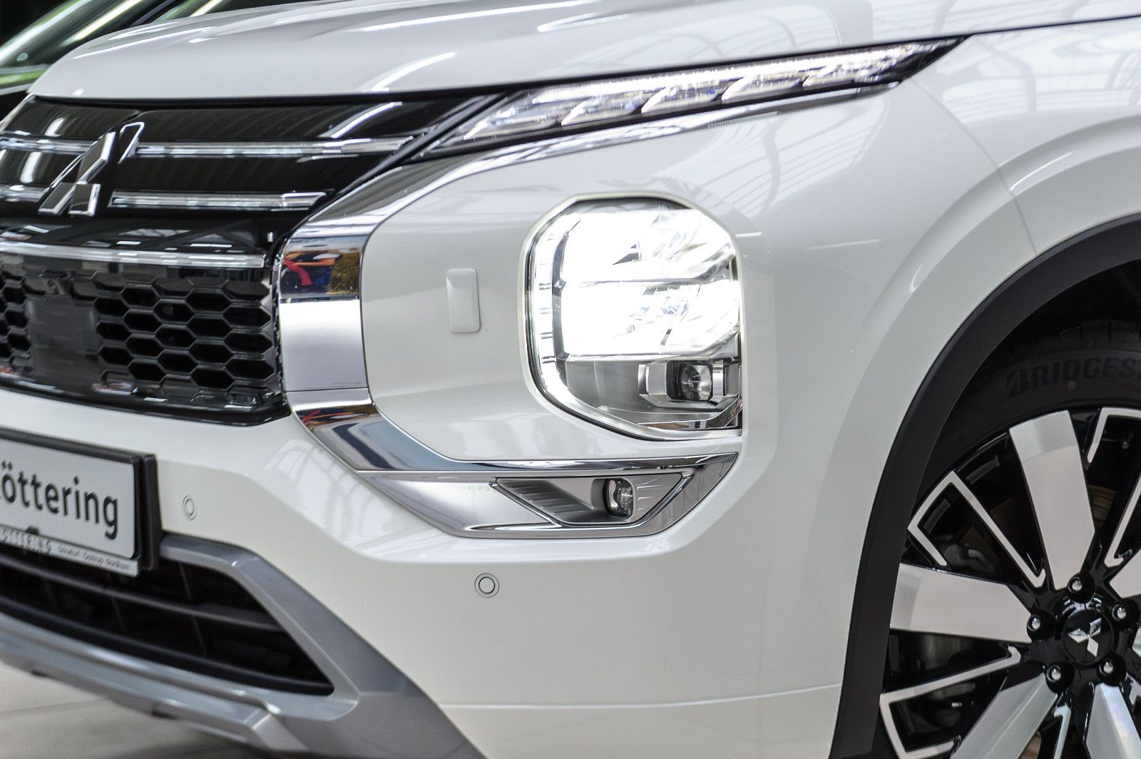 Fahrzeugabbildung Mitsubishi Outlander Top 4WD PHEV Leder LED 4xSHZ 360° HUD