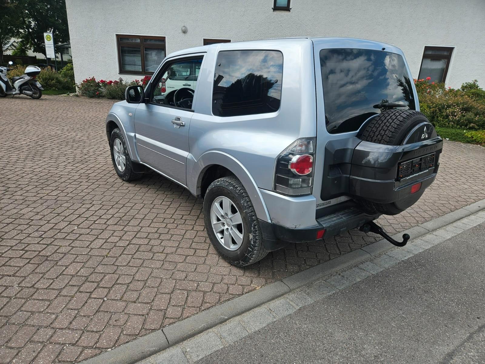 Mitsubishi Pajero 3.2 DI-D Invite | 160 ch | BVM | Attelage | Régulateur | Jantes alliage | Vitres teintées