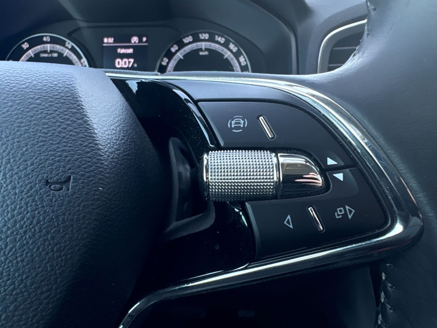Fahrzeugabbildung SKODA Karoq Clever AHK BeheizbareWSS KLIMA ElekHeckkla
