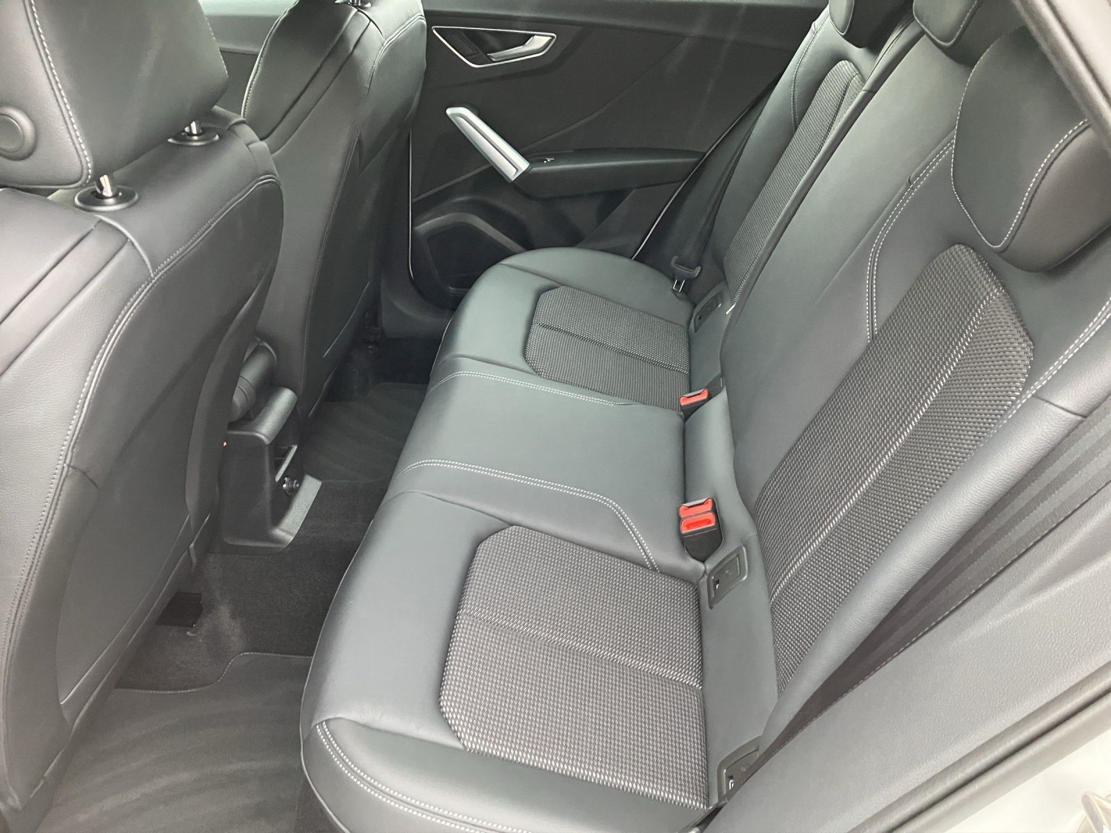 Fahrzeugabbildung Audi Q2 35 TFSI S-line S-tronic LED AHK AVC GRA PDC S