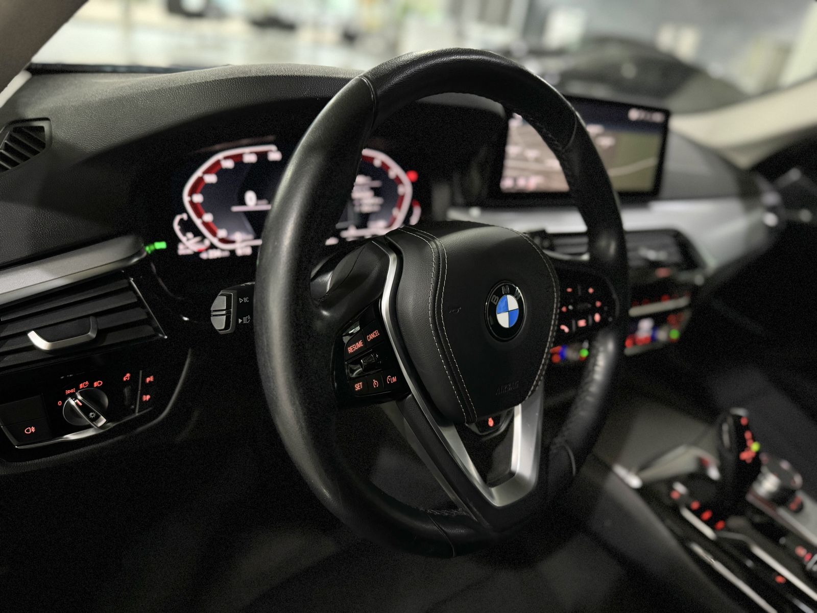 Fahrzeugabbildung BMW 520d Kamera DAB DisplayKey Alarm LED Lenkradheiz