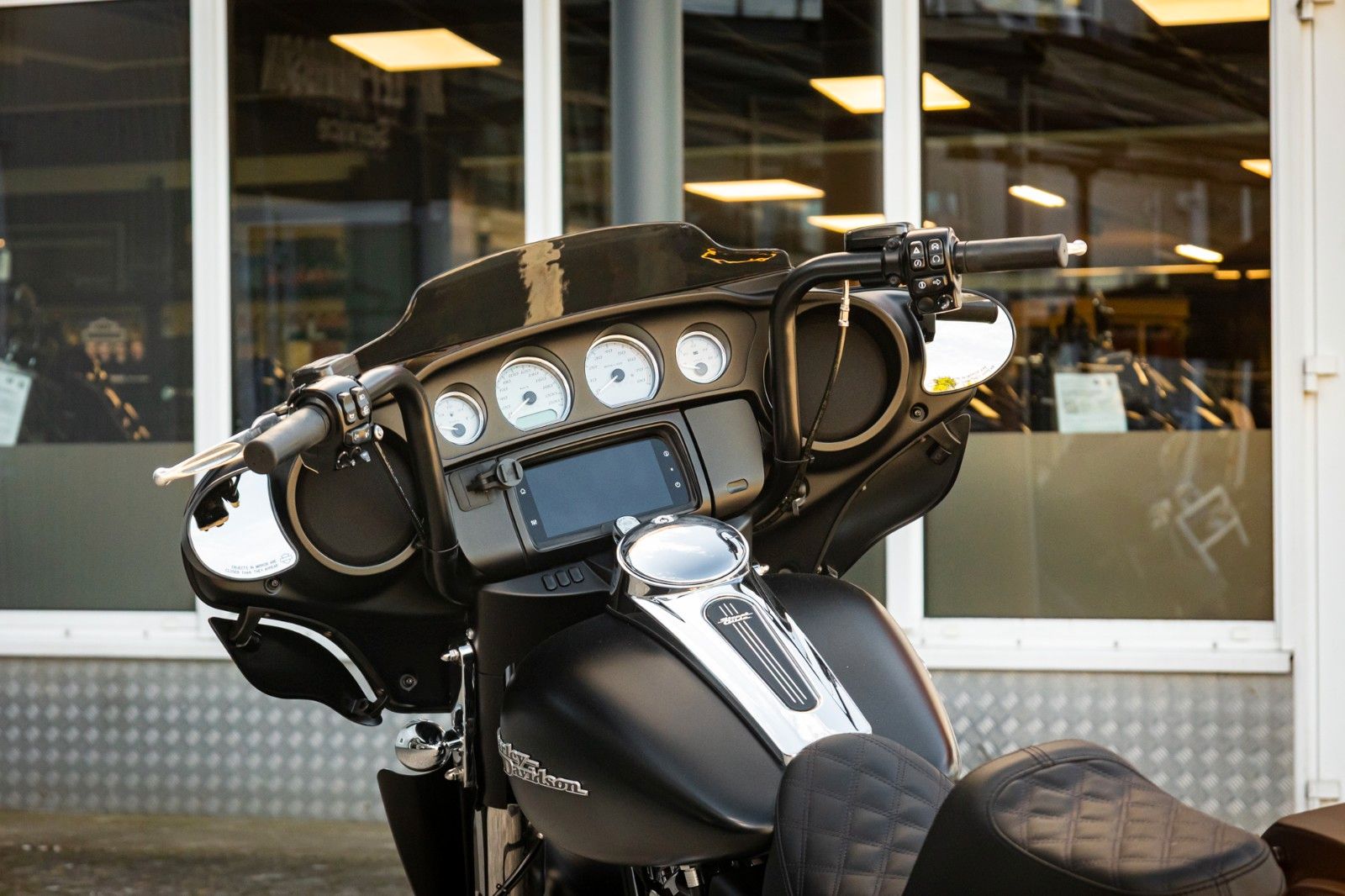 Fahrzeugabbildung Harley-Davidson STREET GLIDE SPECIAL FLHXS -APE - JEKILL&HYDE -