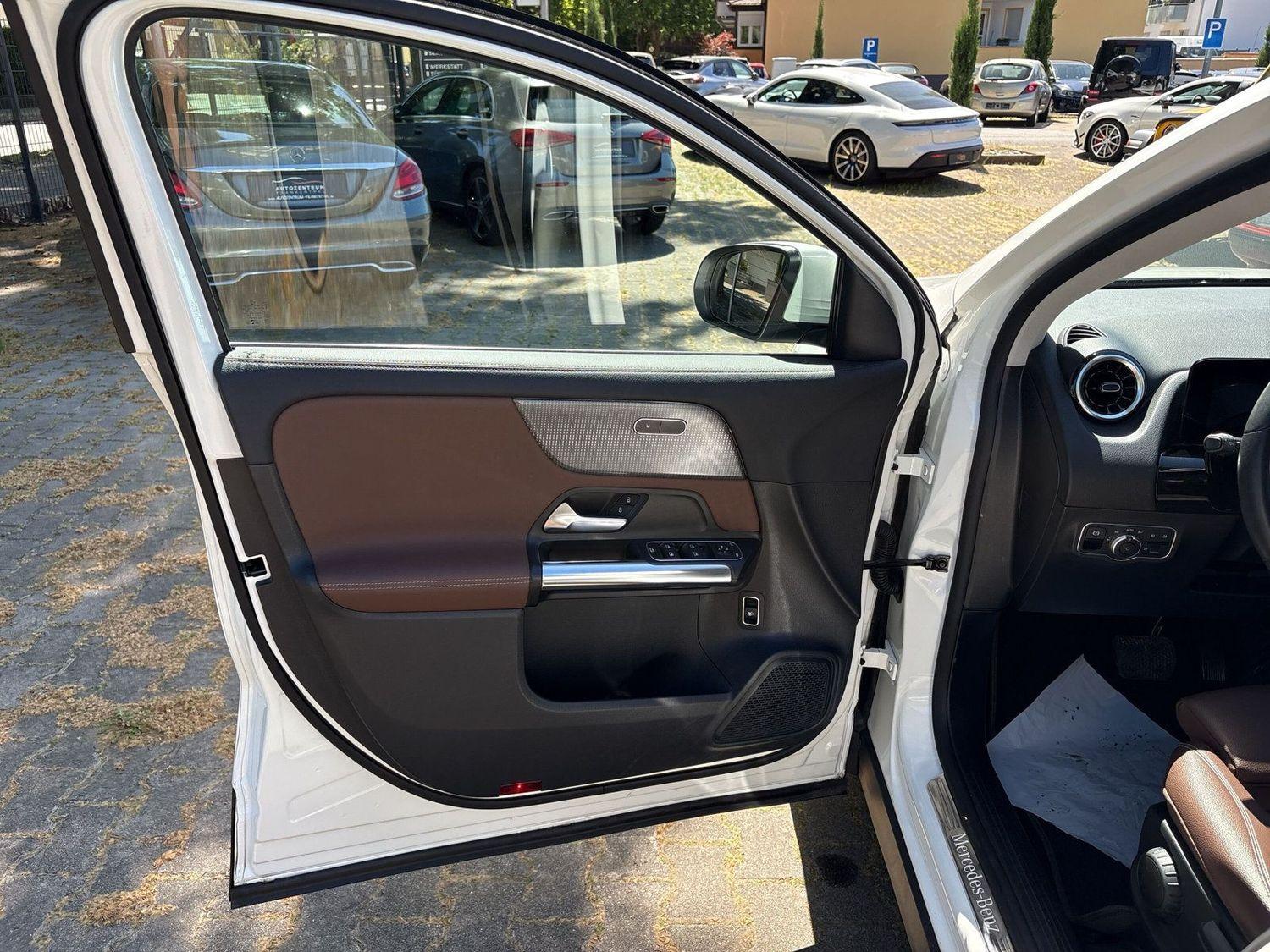 Mercedes-Benz GLA 8Fach PANO AHK ACC, миниатюра 6