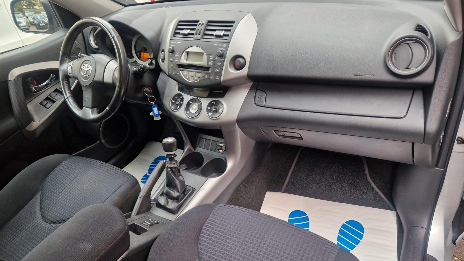 TOYOTA RAV4 - 2.2 177 CV - ATTELAGE - RÉGULATEUR DE VITESSE